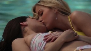 w biurze trójkąt z blondyną