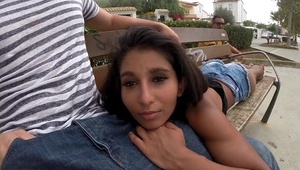 zrelaksowana babeczka ma czerwone pazurki i ochotę na dziki seks na tarasie