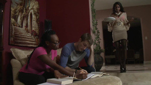 chuda parka rucha się na sofie