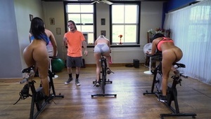 czarnowłosa niunia pokazuje co potrafi w długim porno