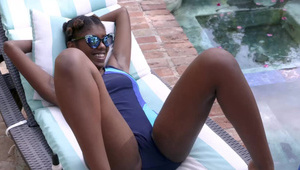 laseczka świeci cyckami przed kompem