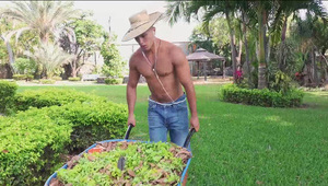 trzech facetów ostro posuwa napaloną sucz