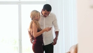 seksowna brunetka z kolczykami w obu sutkach