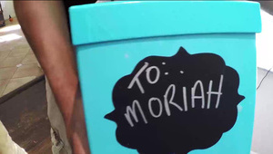 jedna go ujeżdża a druga ssie jego jajka