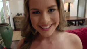 ruda całuje silikonową mamuśkę w sypialni