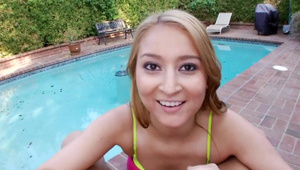 koleżanka obrabia mu kutasa