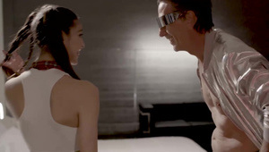 azjata dyma szczupłą brunetkę