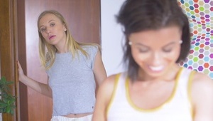 przesłodka brunetka z białym wibratorkiem