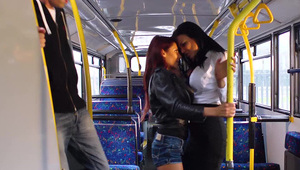 brunetka ma bardzo słodką szparkę