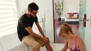 długowłosy koleś zabiera się za dobrą laseczkę