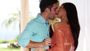 naoliwiona azjatka bosko porusza pośladkami