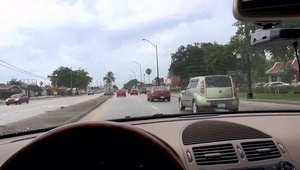 uśmiechnieta paniusia słodko ciągnie fiuta