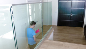 dziewczyna z kolczykiem w języku świetnie liże pałkę