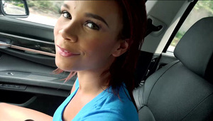 trzeba było długo pieścić jej ciasną szparkę aby ten wielki członek się w nią zmieścił