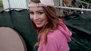 laska z małym biustem wskakuje na bosa