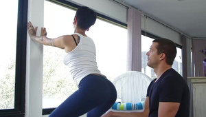 ruda nastolatka ściąga swoje majtki