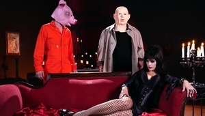 seksowna mała zdzira zostaje wyruchana na czerwonej kanapie