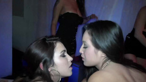 laska na kolanach lubi ostre porno