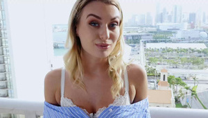 blond laska zabawia się wibratorem