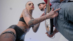 fajna cipka w białej bieliźnie