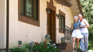 pokazuje cyce i ładnie ciągnie penisa