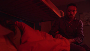 śliczna dziunia wypina krągłą pupkę i jest posuwana od tylca