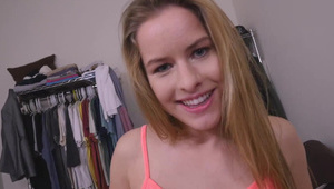 azjatka pieści małą owłosioną pałę