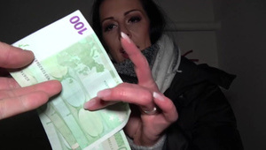 super blondi zdejmuje czarne stringi