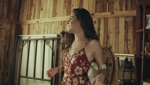 niezła niunia z gładką szpareczką na kanapie