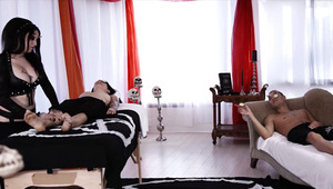 dziewczyna w pończochach w taxi