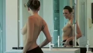 brunetka nadstawia sexy pupkę