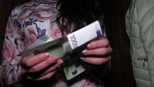 dziewczyna mizia się po cipie różową seks zabaweczką