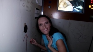 młoda kocica liże jej różową picz