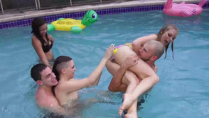 dla niej dwa kutasy to żaden problem