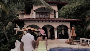 lala zrobiła striptiz specjalnie dla okularnika