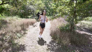 lucy lee puknięta w ogrodzie