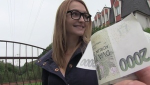 na fotelu pod schodami się masturbuje