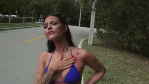 blady facet lubi jej gigantyczne cyce