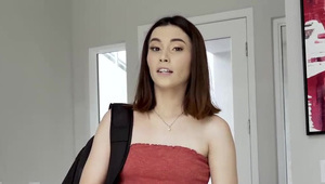 śliczna milf zabawia się w sypialni