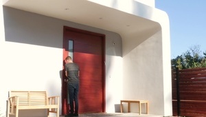 młoda suczka ciągnie jego długiego kutasa