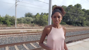 napalona dziewczyna z owłosioną cipką byzka się z dwoma facetami