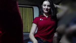 zapina sobie dobrą brunetkę