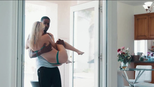 młoda laseczka bez majtek podwija sukienkę