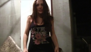 koledzy posuwają cudowną i seksowną brunetkę