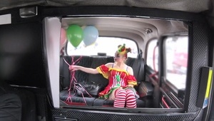 fajna azjatka zrzuca ciuszki