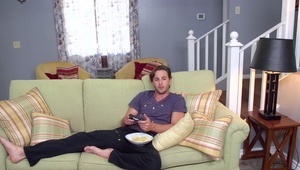 19 letnia blondynka robi laskę łysemu