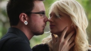 dwie blond laseczki siadają na facecie