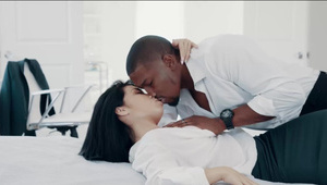 boski analny seks z młodą brunetką