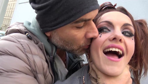 chuda dziewczyna z irokezem na głowie ujeżdża super grubego chuja