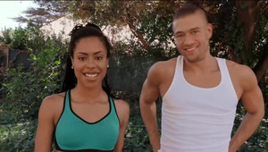 młoda ujeżdża rudego typka w loczkach